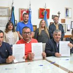 El intendente Guillermo Britos encabezó la firma del boleto de compraventa del último terreno del Parque Industrial de Moquehuá