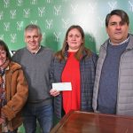 El intendente Guillermo Britos entregó un cheque por $1.663.000 para colaborar con un proyecto educativo de la Escuela de Educación Secundaria N°6